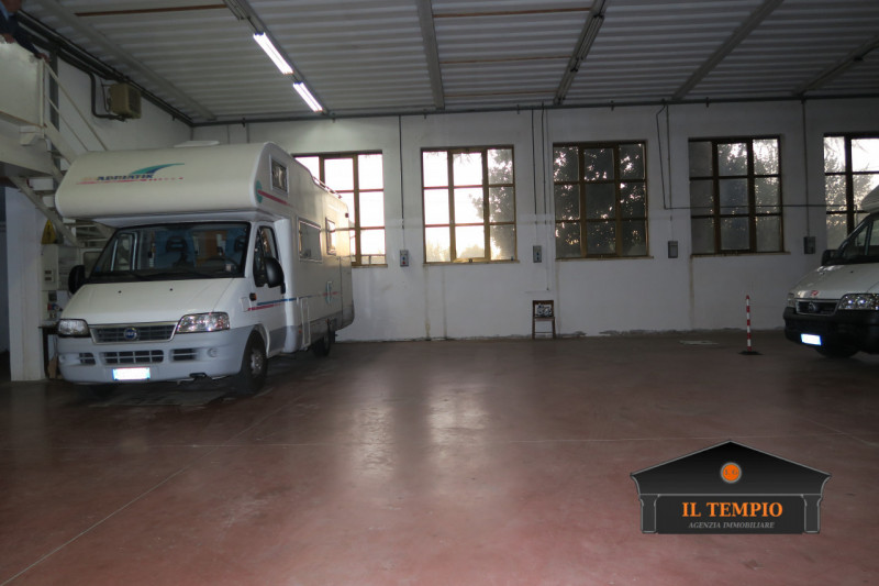 ABITAZIONE CON LABORATORIO ANNESSO– SOLUZIONE UNICA CON AMPI SPAZI ESTERNI

ABITAZIONE (circa 300...