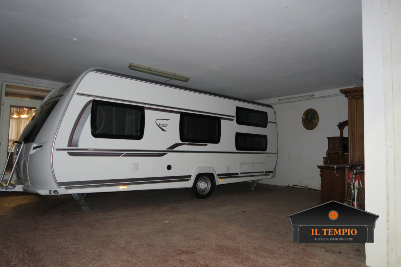 ABITAZIONE CON LABORATORIO ANNESSO– SOLUZIONE UNICA CON AMPI SPAZI ESTERNI

ABITAZIONE (circa 300...