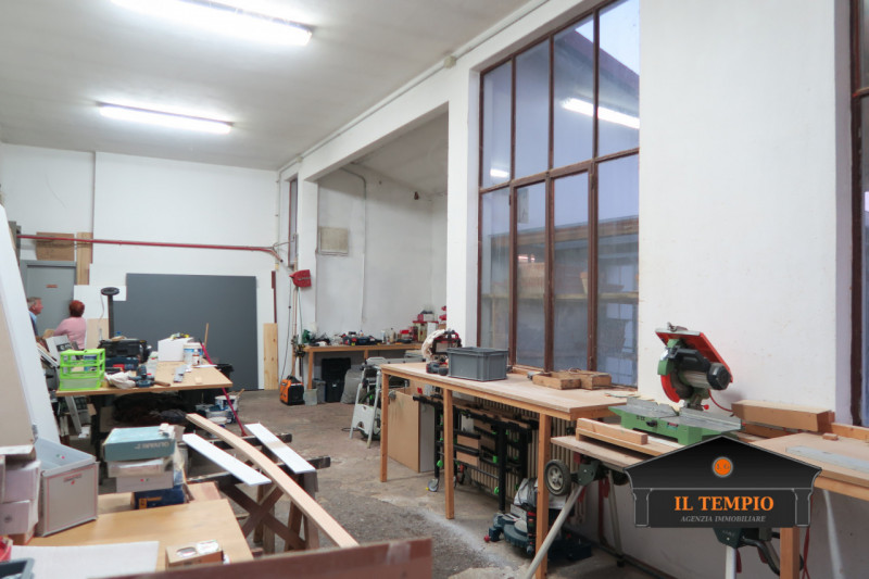 ABITAZIONE CON LABORATORIO ANNESSO– SOLUZIONE UNICA CON AMPI SPAZI ESTERNI

ABITAZIONE (circa 300...