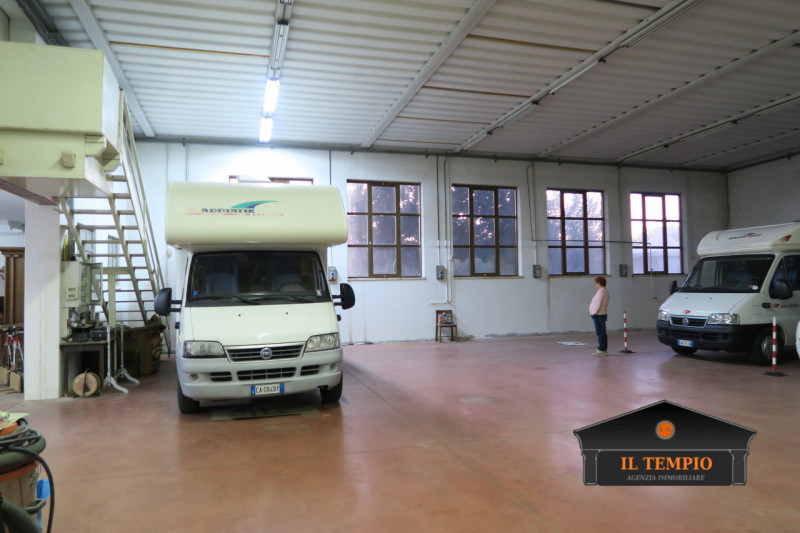 ABITAZIONE CON LABORATORIO ANNESSO– SOLUZIONE UNICA CON AMPI SPAZI ESTERNI

ABITAZIONE (circa 300...