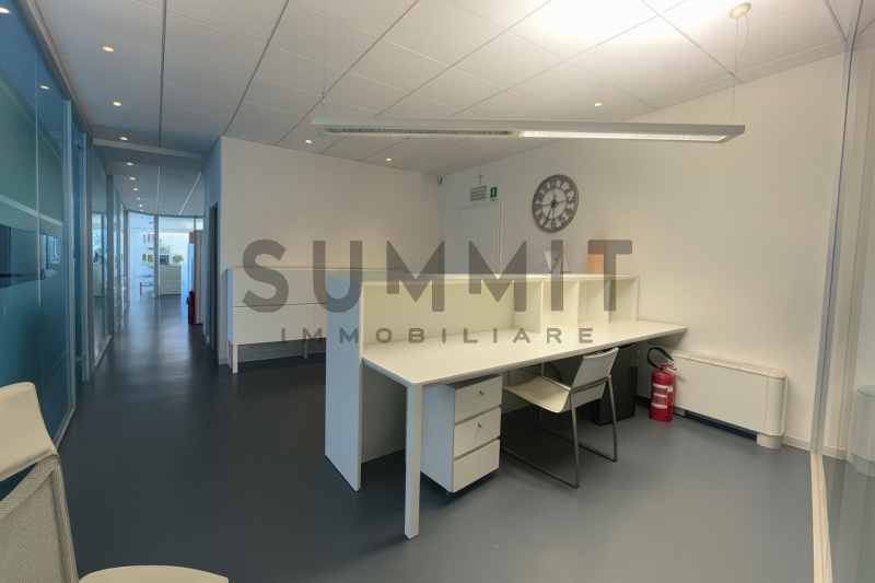 SCHIO: in zona industriale UFFICIO al piano primo completamente arredato con ascensore. Ideale pe...