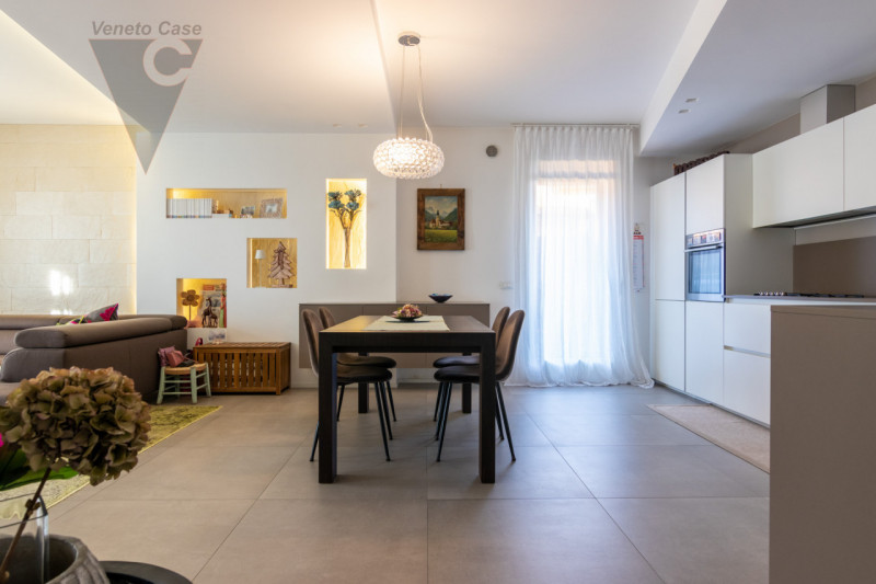 Nel quartiere residenziale di Volparo di Legnaro, a due passi dalle scuole, fermata dell’autobus ...