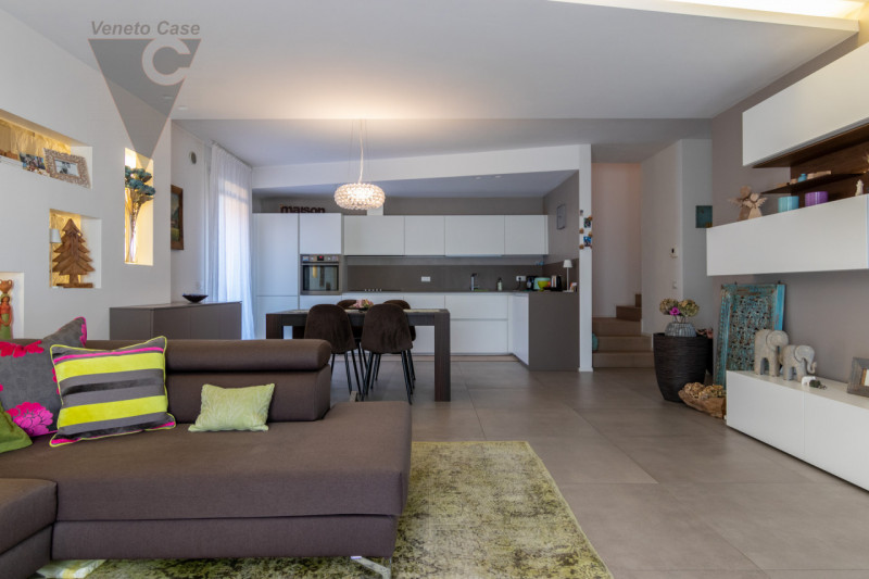 Nel quartiere residenziale di Volparo di Legnaro, a due passi dalle scuole, fermata dell’autobus ...