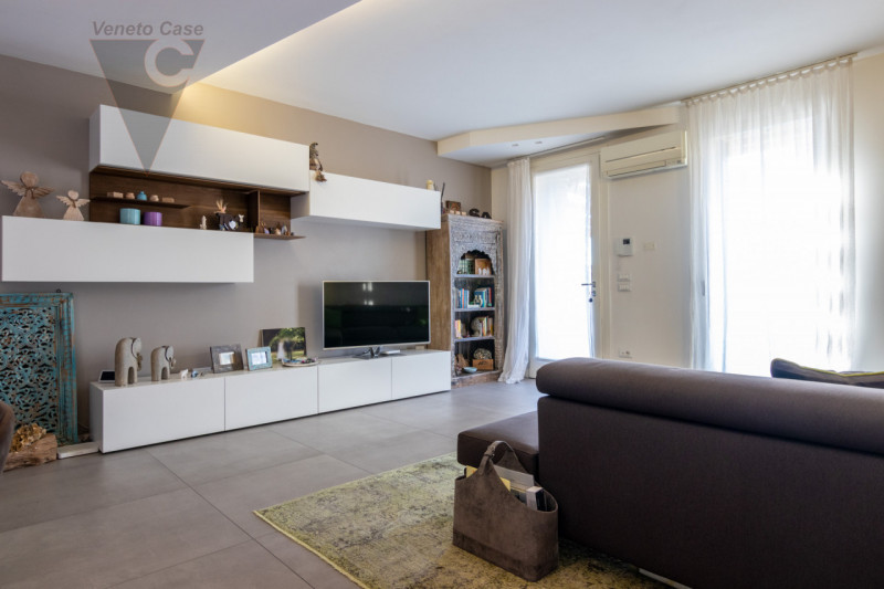 Nel quartiere residenziale di Volparo di Legnaro, a due passi dalle scuole, fermata dell’autobus ...