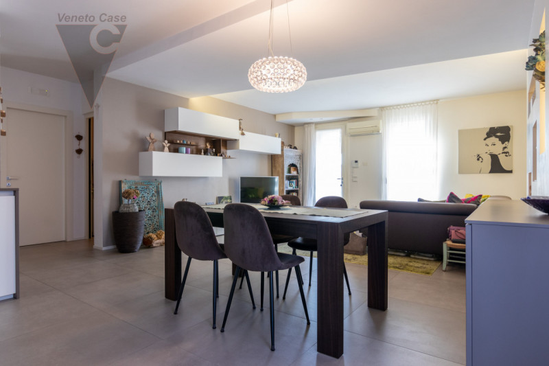 Nel quartiere residenziale di Volparo di Legnaro, a due passi dalle scuole, fermata dell’autobus ...