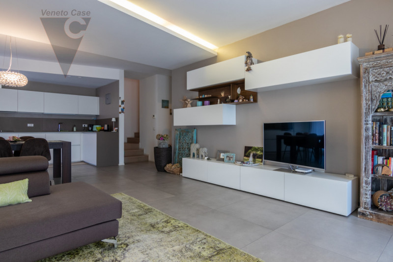 Nel quartiere residenziale di Volparo di Legnaro, a due passi dalle scuole, fermata dell’autobus ...