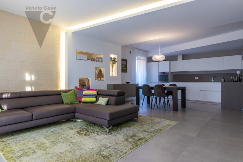 Nel quartiere residenziale di Volparo di Legnaro, a due passi dalle scuole, fermata dell’autobus ...