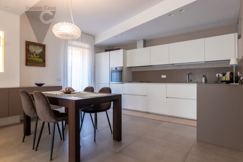 Nel quartiere residenziale di Volparo di Legnaro, a due passi dalle scuole, fermata dell’autobus ...