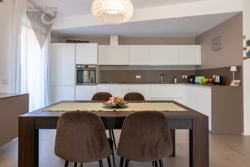 Nel quartiere residenziale di Volparo di Legnaro, a due passi dalle scuole, fermata dell’autobus ...