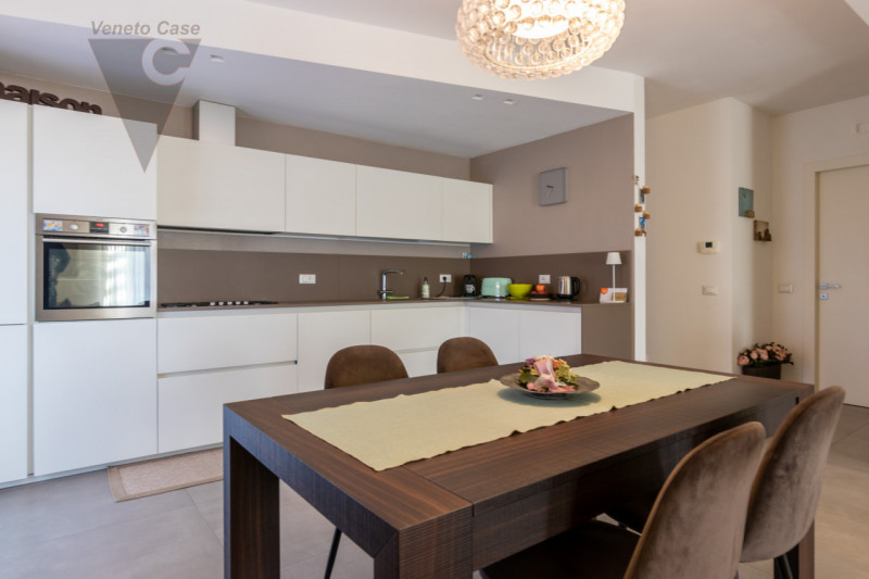 Nel quartiere residenziale di Volparo di Legnaro, a due passi dalle scuole, fermata dell’autobus ...