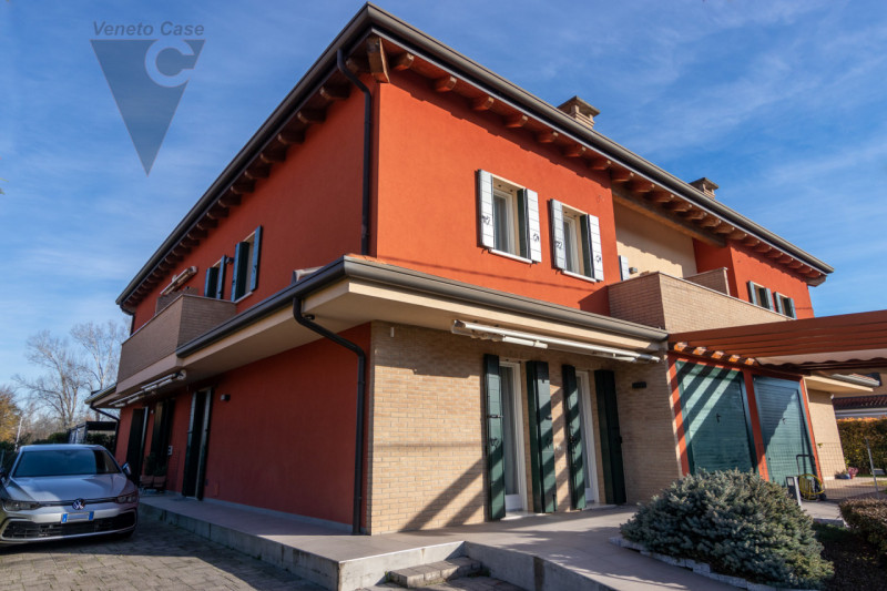 Nel quartiere residenziale di Volparo di Legnaro, a due passi dalle scuole, fermata dell’autobus ...