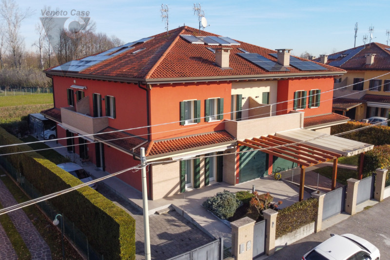 Nel quartiere residenziale di Volparo di Legnaro, a due passi dalle scuole, fermata dell’autobus ...