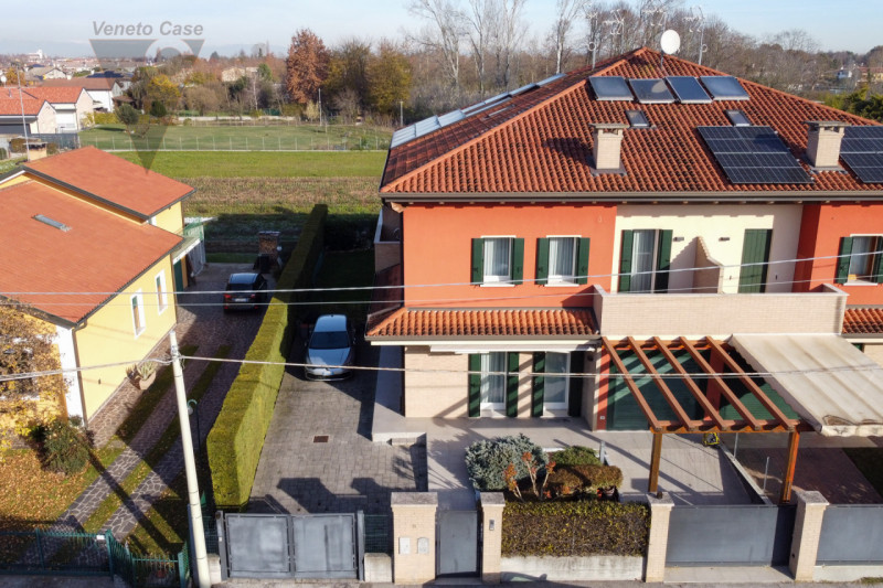Nel quartiere residenziale di Volparo di Legnaro, a due passi dalle scuole, fermata dell’autobus ...
