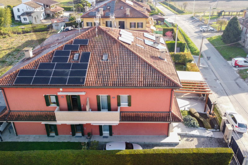 Nel quartiere residenziale di Volparo di Legnaro, a due passi dalle scuole, fermata dell’autobus ...