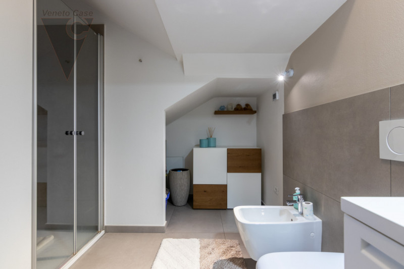 Nel quartiere residenziale di Volparo di Legnaro, a due passi dalle scuole, fermata dell’autobus ...