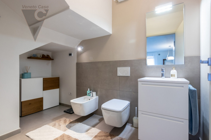 Nel quartiere residenziale di Volparo di Legnaro, a due passi dalle scuole, fermata dell’autobus ...