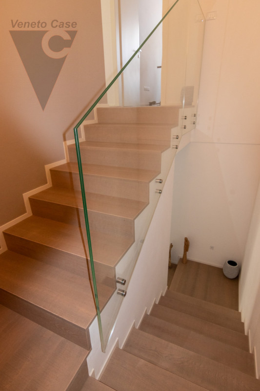 Nel quartiere residenziale di Volparo di Legnaro, a due passi dalle scuole, fermata dell’autobus ...