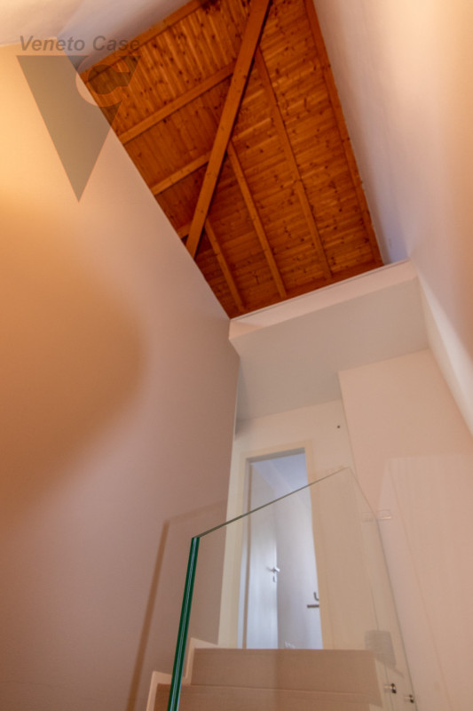 Nel quartiere residenziale di Volparo di Legnaro, a due passi dalle scuole, fermata dell’autobus ...