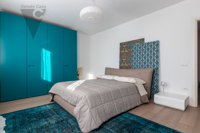 Nel quartiere residenziale di Volparo di Legnaro, a due passi dalle scuole, fermata dell’autobus ...