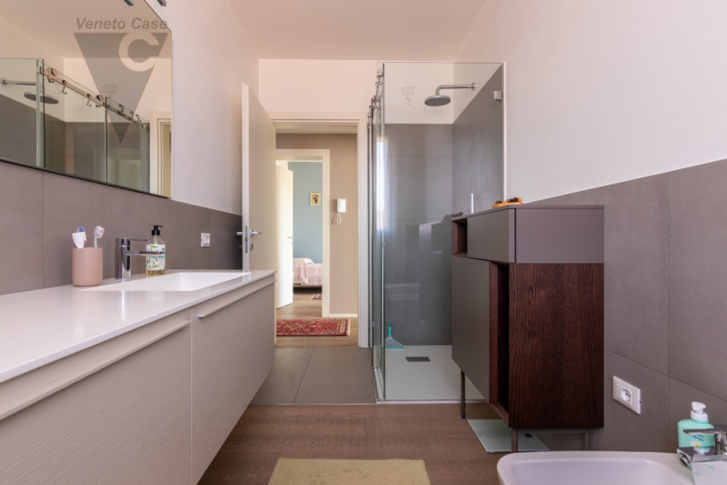 Nel quartiere residenziale di Volparo di Legnaro, a due passi dalle scuole, fermata dell’autobus ...