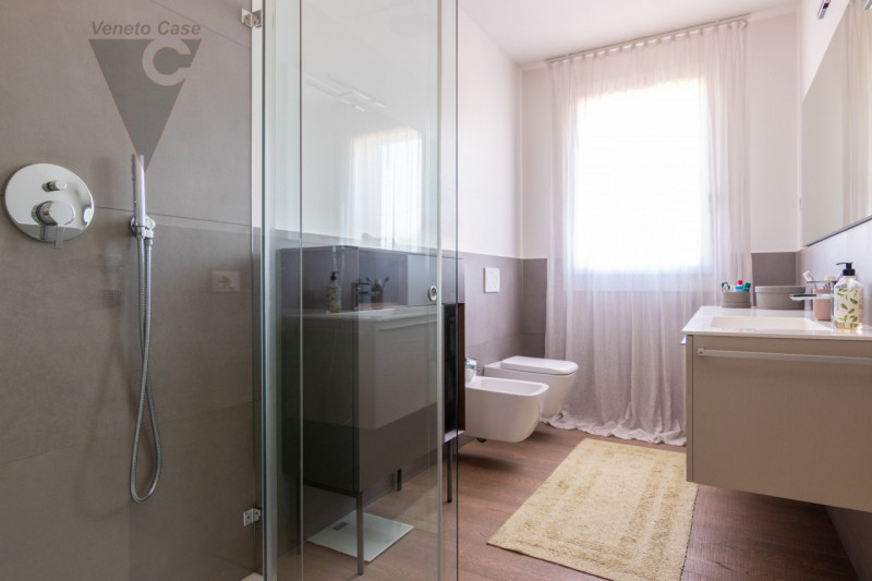 Nel quartiere residenziale di Volparo di Legnaro, a due passi dalle scuole, fermata dell’autobus ...