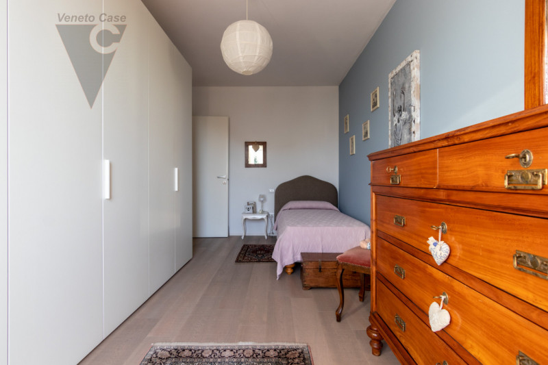 Nel quartiere residenziale di Volparo di Legnaro, a due passi dalle scuole, fermata dell’autobus ...