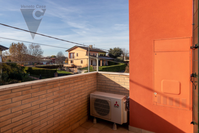 Nel quartiere residenziale di Volparo di Legnaro, a due passi dalle scuole, fermata dell’autobus ...