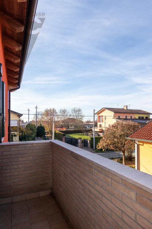 Nel quartiere residenziale di Volparo di Legnaro, a due passi dalle scuole, fermata dell’autobus ...