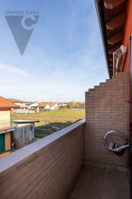 Nel quartiere residenziale di Volparo di Legnaro, a due passi dalle scuole, fermata dell’autobus ...