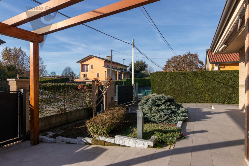 Nel quartiere residenziale di Volparo di Legnaro, a due passi dalle scuole, fermata dell’autobus ...