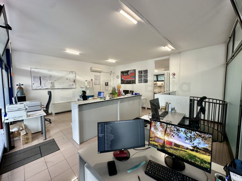 Nel centro pulsante di Limena, proponiamo in locazione un negozio spazioso e ben strutturato, ide...