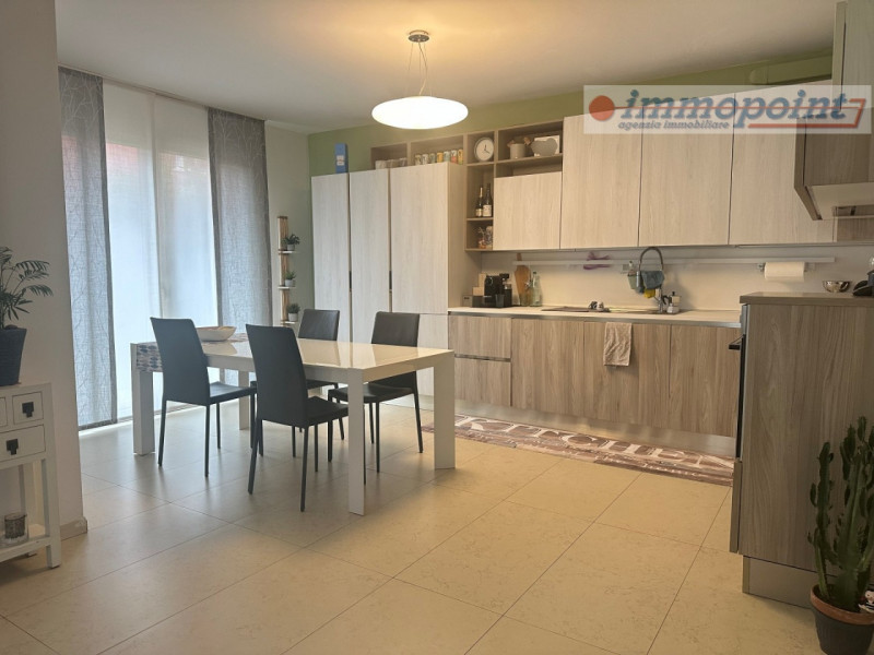 In zona centrale di Rosà, elegante porzione di bifamiliare ideale per chi cerca comfort, indipend...