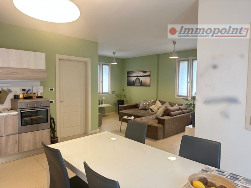 In zona centrale di Rosà, elegante porzione di bifamiliare ideale per chi cerca comfort, indipend...