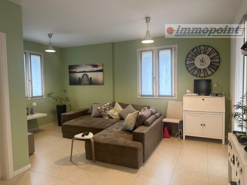 In zona centrale di Rosà, elegante porzione di bifamiliare ideale per chi cerca comfort, indipend...