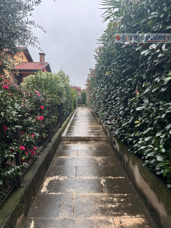 In zona centrale di Rosà, elegante porzione di bifamiliare ideale per chi cerca comfort, indipend...