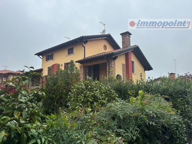 In zona centrale di Rosà, elegante porzione di bifamiliare ideale per chi cerca comfort, indipend...