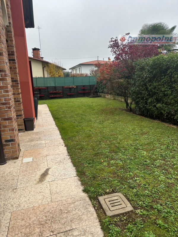 In zona centrale di Rosà, elegante porzione di bifamiliare ideale per chi cerca comfort, indipend...