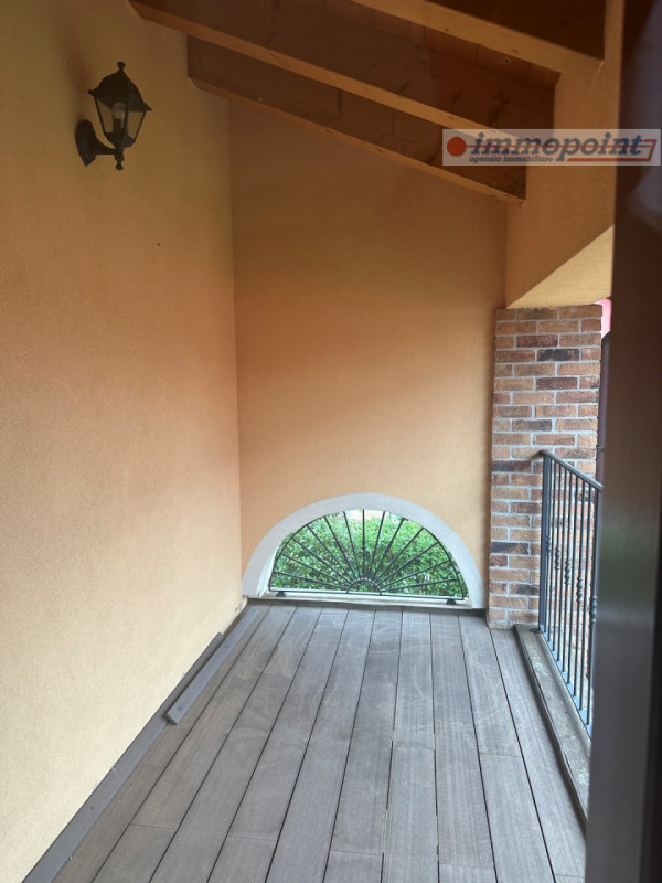 In zona centrale di Rosà, elegante porzione di bifamiliare ideale per chi cerca comfort, indipend...