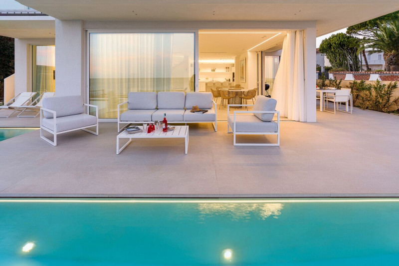 Scopri un'opportunità unica di investimento nella splendida località di Rosolina, precisamente ne...