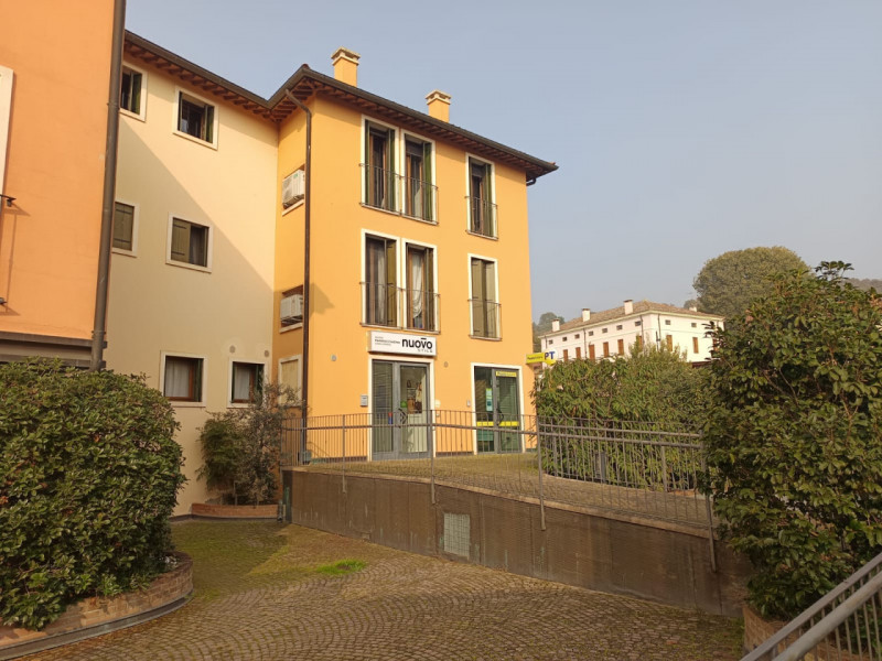 Scoprite questo affascinante appartamento situato nel centro di Alonte, una località che coniuga ...