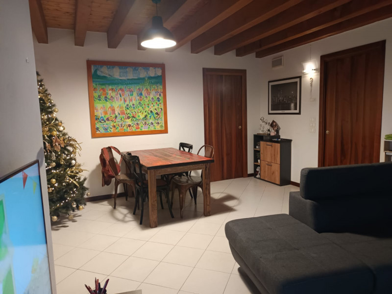 Scoprite questo affascinante appartamento situato nel centro di Alonte, una località che coniuga ...