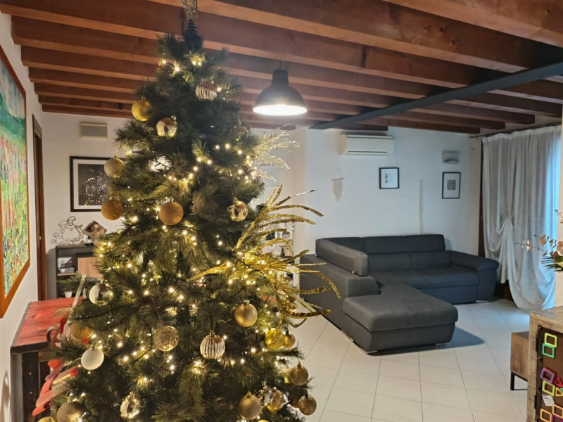 Scoprite questo affascinante appartamento situato nel centro di Alonte, una località che coniuga ...