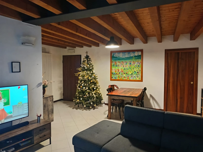 Scoprite questo affascinante appartamento situato nel centro di Alonte, una località che coniuga ...