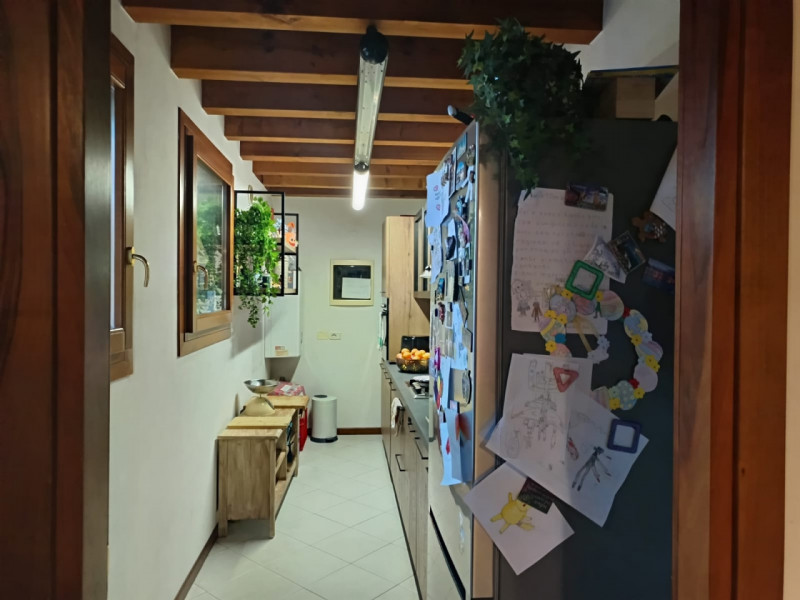 Scoprite questo affascinante appartamento situato nel centro di Alonte, una località che coniuga ...