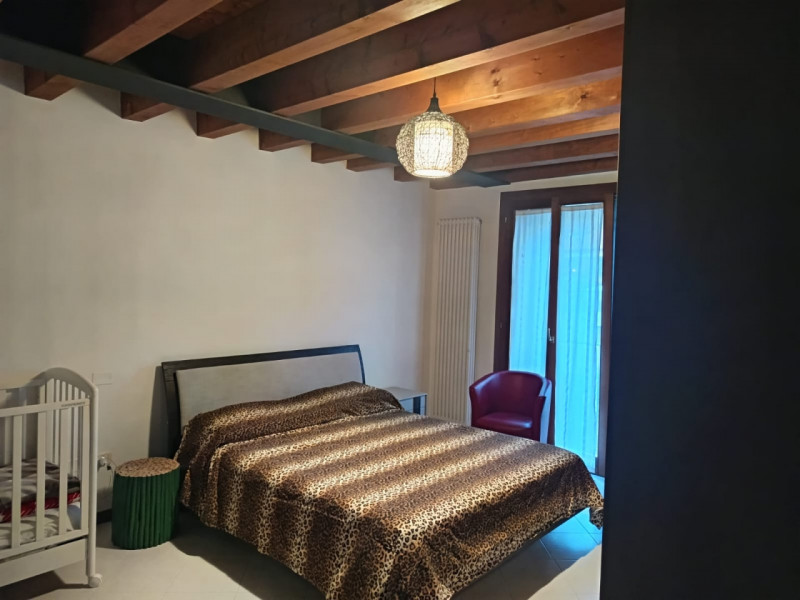 Scoprite questo affascinante appartamento situato nel centro di Alonte, una località che coniuga ...