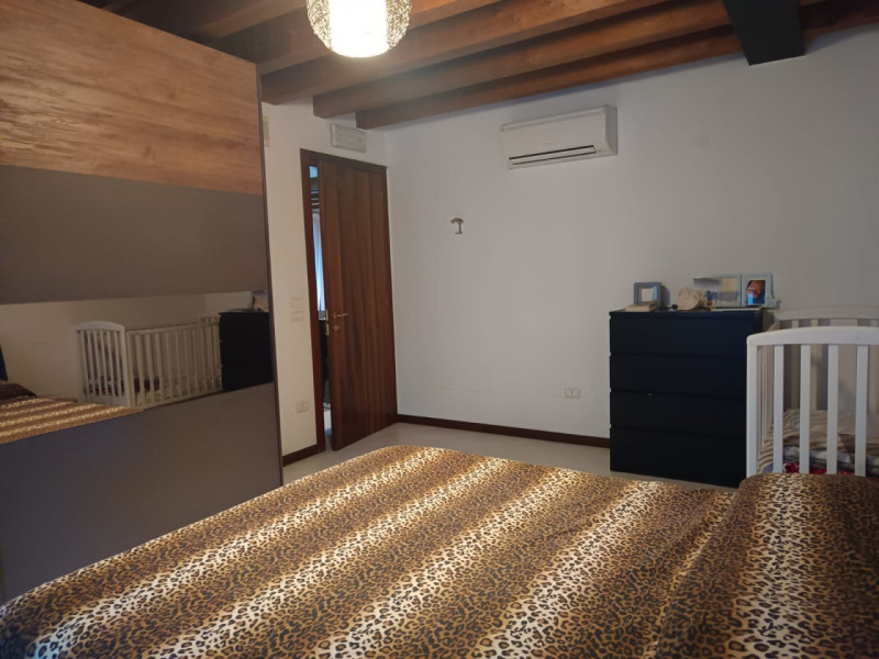 Scoprite questo affascinante appartamento situato nel centro di Alonte, una località che coniuga ...