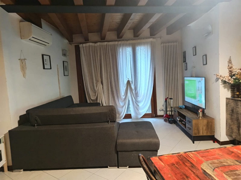 Scoprite questo affascinante appartamento situato nel centro di Alonte, una località che coniuga ...