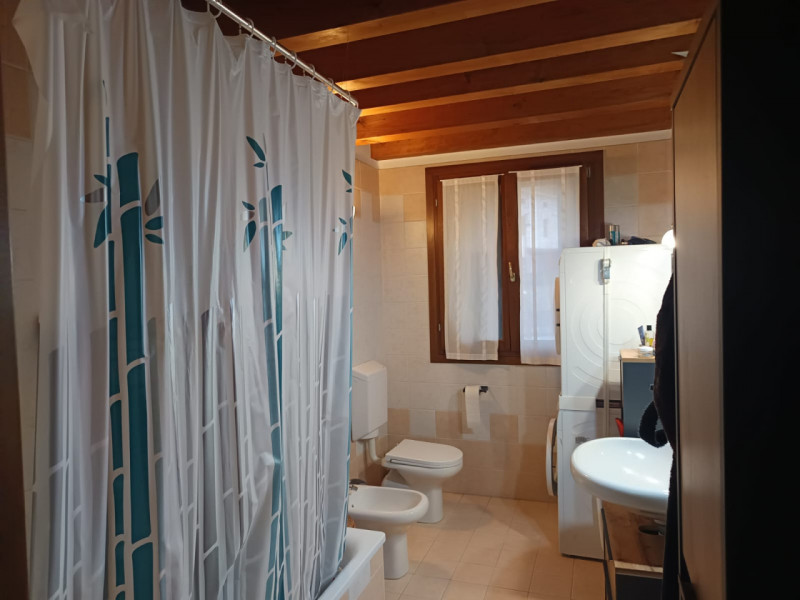 Scoprite questo affascinante appartamento situato nel centro di Alonte, una località che coniuga ...