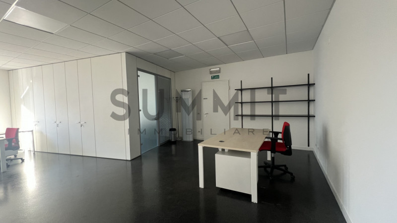 SCHIO: in zona industriale UFFICIO al piano primo arredato con ascensore. Ideale per studi profes...