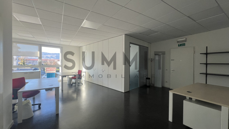 SCHIO: in zona industriale UFFICIO al piano primo arredato con ascensore. Ideale per studi profes...